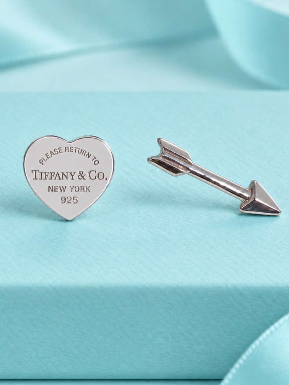 TIFFANY & CO. LOVESTRUCK HEART TAG & ARROW STUD EARRINGS 925 RARE NIB